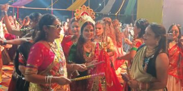 अररिया – अररिया में डांडिया नाइट पर झूमीं महिलाएं।