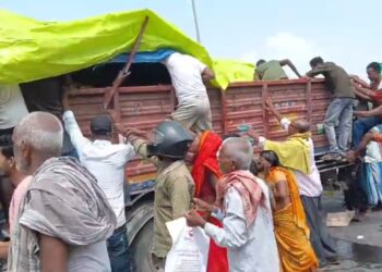 रानीगंज – दुर्घटनाग्रस्त शराब लदे ट्रक से बोतलें ले गए ग्रामीण