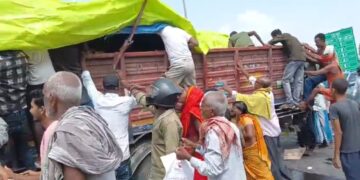 रानीगंज – दुर्घटनाग्रस्त शराब लदे ट्रक से बोतलें ले गए ग्रामीण