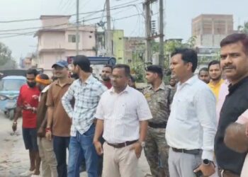 फारबिसगंज -फारबिसगंज में अतिक्रमण पर प्रशासन की कार्रवाई, फुलवरिया हाट के पास हटाई गईं अवैध फल दुकानें।