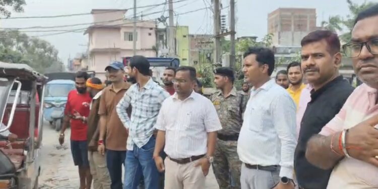 फारबिसगंज -फारबिसगंज में अतिक्रमण पर प्रशासन की कार्रवाई, फुलवरिया हाट के पास हटाई गईं अवैध फल दुकानें।